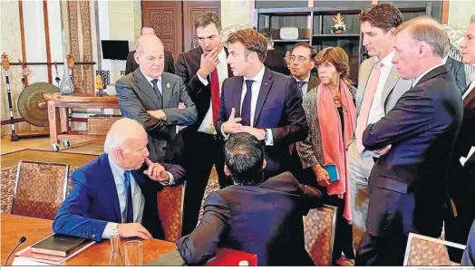  ?? STEFFEN HEBESTREIT / EFE ?? Joe Biden, Olaf Scholz, Pedro Sánchez, Emmanuel Macron, Justin Trudeau y Rishi Sunak (de espaldas), en un momento de la cumbre.