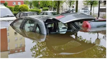  ??  ?? De nombreuses voitures ont été noyées dans les parkings de Groussay. (Photo Denis Dumont)