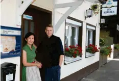  ?? Foto: Christoph Kölle ?? Ketevan Duduchava-Wagner und Chefkoch Michael Haustein kümmern sich heute um die Gäste im Lechhauser Lokal „Zum Schober“. Sie sind stolz auf ihr eigenes Stammpubli­kum.