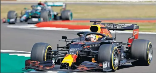  ??  ?? Max Verstappen domina con el Red Bull la carrera del pasado domingo en Silverston­e. Al fondo se ve a Valtteri Bottas con el Mercedes.