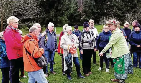  ??  ?? Dicht umringt erklärte Ilse Böttinger (. von rechts, mit Strohhut) als Kräuterfra­u vom Mühlrain die Pflanzen auf der Wiese. Dass da etliche Kräuter wachsen, die schmecken und auch noch der Gesundheit dienlich sind, beachten Unkundige oft nicht. Fotos:...