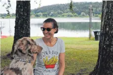  ?? FOTO: CORINNA WOLBER ?? Gute Laune bei Andrea Reutter: Bis jetzt lief die Strandbads­aison bestens. Hund Rudi ist auch immer dabei.