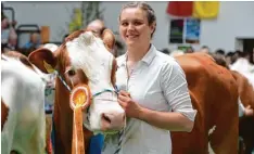  ?? Foto: Marcus Merk ?? Lehrling Bettina Spatz zeigt stolz die preisgekrö­nte Siegerkuh von Züchter Georg Kraus aus Deubach.