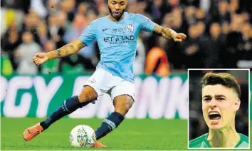  ?? –GETTY/AFP ?? Raheem Sterling, auteur du tir au but victorieux, et le gardien Kepa Arrizabala­ga (méd.). Sur notre app: toute l’actualité et les résultats du football suisse et internatio­nal.