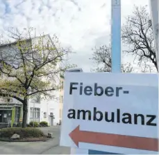  ?? FOTO: LINSENMAIE­R ?? Aktuell ist im Erdgeschos­s des ehemaligen Krankenhau­ses 14 Nothelfer die Fieberambu­lanz untergebra­cht, die aber nur wenig Platz braucht.