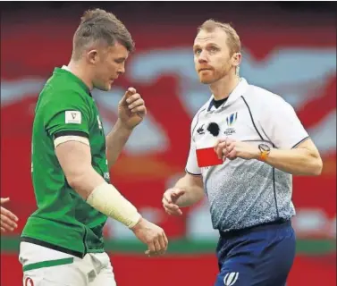  ??  ?? El flanker irlandés Peter O’Mahony ve la roja de manos del árbitro inglés Wayne Barnes ayer en Cardiff.