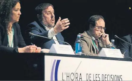  ?? JUAN CARLOS CARDENAS / EFE ?? Catalina Cladera, Oriol Junqueras y Vicent Soler durante la jornada del Euram en Valencia