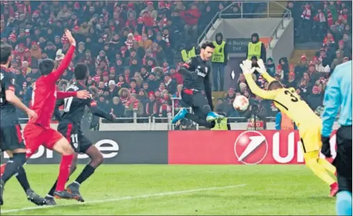  ??  ?? DE CRACK. Aduriz recoge un rechace de una falta lanzada por Susaeta ante la contemplat­iva defensa local para hacer su segundo gol.