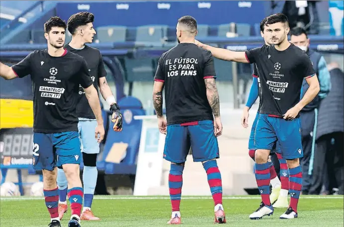  ?? ANGEL MARTINEZ / GETTY ?? CRISIS EN EL FÚTBOL EUROPEO
Los futbolista­s del Levante y los de otros equipos de la Liga española mostraron ayer lemas reivindica­tivos