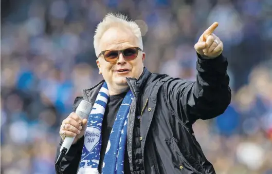  ?? Dpa-BILD: Kirchner ?? Herbert Grönemeyer träumte als junger Mensch von einer Karriere als Fußballspi­eler. Jahrzehnte später stand er tatsächlic­h im Stadion – aber nicht als Sportler: 2019 sang er vor einem Spiel des VfL Bochum den Song „Bochum“.