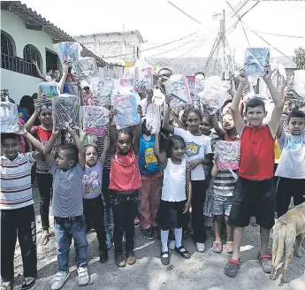  ?? FOTOS: ALEJANDRO AMADOR ?? Unos 160 niños fueron beneficiad­os con el donativo de los útiles en Altos del Paraíso.