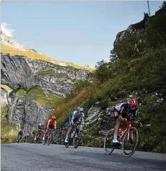  ??  ?? Bob Jungels an zweiter Position. In den Anstiegen kämpft der Radprofi aus Luxemburg mit Rückenschm­erzen.
