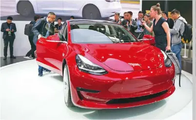  ??  ?? 特斯拉今年在北京車展­中展出Model 3，這是該車型首次在中國­亮相。（中新社）