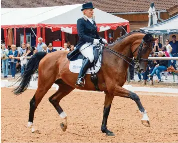  ?? Fotos: Reinhold Radloff ?? Auf Campione verteidigt­e Michaela Beer beim Turnier im Reitclub Ulrichshof in Königsbrun­n ihren schwäbisch­en Meistertit­el in der Dressur.