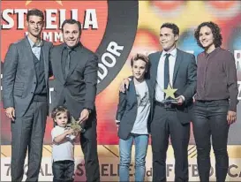  ?? FOTO: PERE PUNTÍ ?? Sergio y Rubi, con sus hijos Gerard López y Natalia Arroyo entregaron el premio