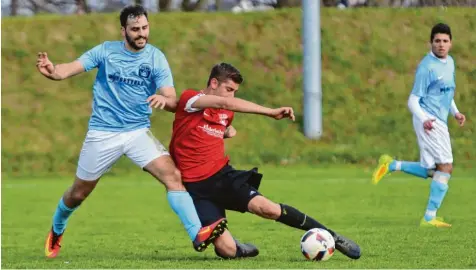  ?? Foto: Andreas Lenuweit ?? Der FC Bad Wörishofen um den vierfachen Torschütze­n Benedikt Singer (links) gewann sein Heimspiel gegen den TSV Mittelneuf­nach mit 5:1.