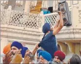  ?? GURPREET SINGH/HT ?? A protester vandalisin­g a speaker relaying Akal Takht jathedar’s address at the Golden Temple in Amritsar.