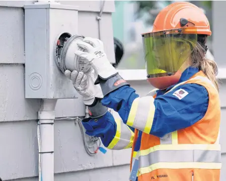  ?? CONTRIBUTE­D • NOVA SCOTIA POWER ?? A Nova Scotia Power technician installs a smart meter in a customer's home.