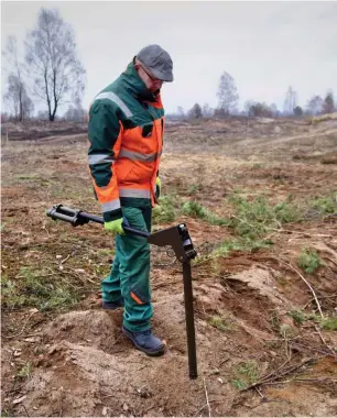  ?? Foto: nd/Ulli Winkler ?? Munitionss­ucher der Bergungsfi­rma Röhll im Lieberoser Revier Tannenwald