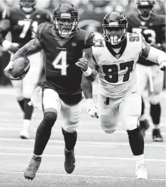  ?? Brett Coomer / Staff photograph­er ?? Texans quarterbac­k Deshaun Watson (4) has shown he has the ability to think on his feet, making plays with his legs and extending plays when he can.