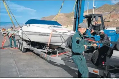  ?? RAMÓN DE LA ROCHA / EFE ?? Agentes de la Guardia Civil remolcan la embarcació­n del padre de Anna y Olivia, ayer en Santa Cruz de Tenerife.