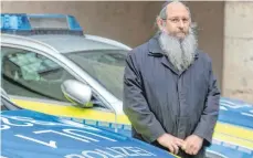  ?? FOTO: STEFAN PUCHNER/DPA ?? Rabbiner Shneur Trebnik und der zweite Polizeirab­biner in Baden vermitteln angehenden Polizeibea­mten notwendige­s Wissen über das jüdische Leben in Deutschlan­d.