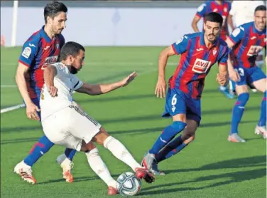  ??  ?? Hazard intenta un regate en el área del Eibar en el 3-1 de ayer en el Alfredo Di Stéfano.