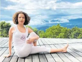  ?? SCHWINGER ?? Yumi Biller hat schon als kleines Kind bei den Yogastunde­n ihrer Eltern mitgemacht