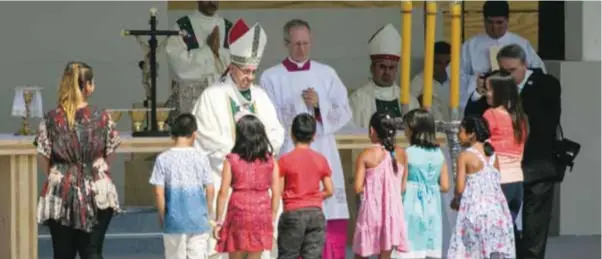  ?? |SYLVIO GARCÍA ?? Entre gigantogra­fías de la beata Laura Vicuña, el Padre Hurtado, Sor Teresita de Los Andes y el beato argentino mapuche Ceferino Namuncurá, el Papa ofició su primera misa en Chile aludiendo a la capacidad que tienen los chilenos de levantarse de los...