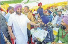  ?? HT PHOTO ?? Chief minister Capt Amarinder Singh handing over an appointmen­t letter to a youth at a mega job fair at Chamkaur Sahib.