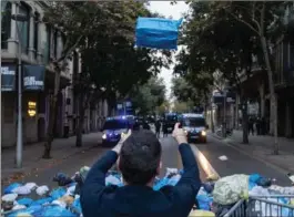  ?? ENRIC FONTCUBERT­A ?? La mayor parte de las bolsas estaba llenas de papeles.