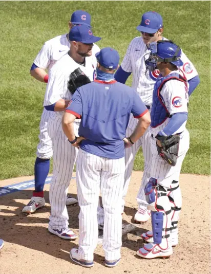  ?? GETTY IMAGES ?? Manager David Ross chats with left-hander Jon Lester during the fifth inning Sunday against the Brewers.