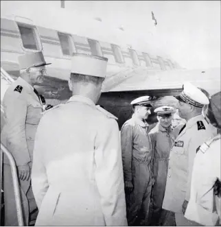  ?? DR/COLL. B. ZELLER ?? Dernière rencontre entre Zeller (à gauche) et Challe avant le putsch au pied de l’avion, à Alger, qui ramène le premier en métropole, le 17 septembre 1959.
