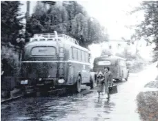  ?? FOTO: LANDRATSAM­T ?? Graue Busse brachten die Opfer nach Grafeneck. Diese Aufnahme wurde 1940 heimlich von einem Grafeneck- Mitarbeite­r gemacht.