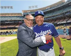  ?? /LA DODGERS ?? Jaime Jarrín, aquí con el manager Dave Roberts, recibirá hoy el máximo honor de parte de los Dodgers.