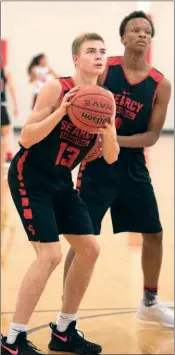  ?? KELVIN GREEN/THREE RIVERS EDITION ?? Searcy senior John Hite, left, practices his freethrow shooting in front of his teammate, Freddy Hicks, earlier this offseason.