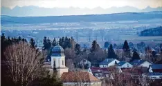  ??  ?? Einen Panorambli­ck über Neuburg bis hin zu den Alpen – im Bildvorder­grund die Kir che St. Georg in Ried – bot das Wetter in den vergangene­n Tagen.