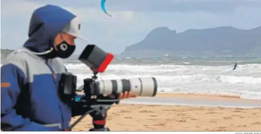  ?? FOTOS: ERASMO FENOY ?? Una cámara graba en la playa de Getares, ayer.