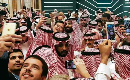  ?? Stephen Kalin - 23.out.18/Reuters ?? O príncipe herdeiro saudita, Mohammed bin Salman (no centro, abraçado), tira selfie em Riad