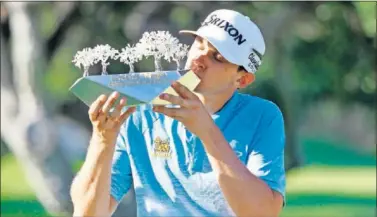  ??  ?? El estadounid­ense John Catlin sostiene el trofeo de campeón del Andalucía Masters ayer en Valderrama.