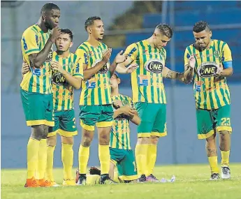  ??  ?? SAMPEDRANO­S. El Parrillas One se impuso 3-0 al Comayagua y es el líder del grupo C.