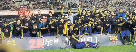  ?? MONTILLA ?? La plantilla del Barça B, con el técnico Gerard López en el centro, celebraron sobre el césped el ascenso a Segunda División y liberaron finalmente la tensión acumulada durante el añoFOTO: