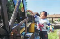  ?? PHOTOS PROVIDED TO CHINA DAILY ?? Children at Xianghu Kindergart­en get hands-on experience at the neighborho­od farm in Xianghu Community, Hangzhou, Zhejiang province.