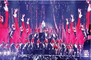  ?? — Gambar AFP ?? HEBAT: Hugh Jackman membuka tirai dengan mempersemb­ahkan ‘The Greatest Show’ dari filem muzikal hit ‘The Greatest Showman’ diiringi puluhan penari yang melawan graviti.