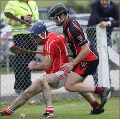  ??  ?? Martin Power of Fethard holds off Cormac Finn (Oulart-The Ballagh).