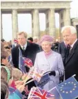  ?? Fotos: dpa ?? 1992 mischte sich die Queen mit dem Regierende­n Bürgermeis­ter Eberhard Diepgen (links) und Bundespräs­ident Richard von Weizsäcker am Brandenbur­ger Tor unters Volk.