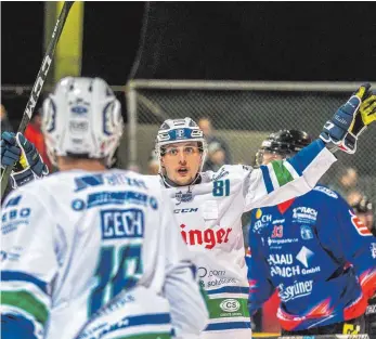  ?? FOTO: CHRISTIAN FLEMMING ?? Wollen heute Abend mit einem Sieg über Schönheide den Verbleib in der Eishockey-Oberliga perfekt machen: die Islanders mit Jiri Mikesz (Mitte).