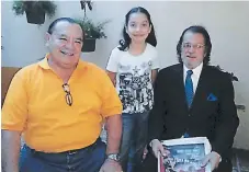  ??  ?? El maestro Jesús Muñoz con su hermano Carlos Dubón y su sobrina.