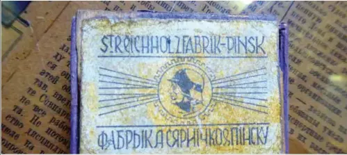  ??  ?? LEYENDA RUSA Y ALEMANACaj­a de cerillas con la leyenda escrita en ruso y en alemán.