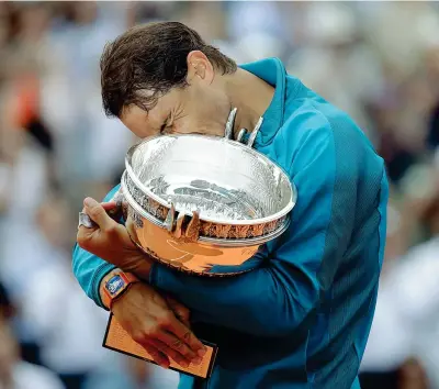  ?? (Ap) ?? Leggenda Lo spagnolo Rafa Nadal commosso con il trofeo dopo avere battuto in finale al Roland Garros l’austriaco Dominic Thiem 6-4, 6-3, 6-2